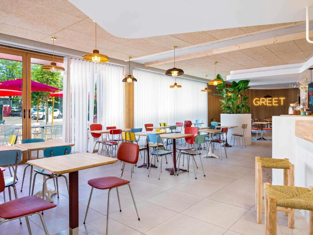a restaurant with tables and chairs in a cafeteria at greet hotel Salon de Provence in Salon-de-Provence