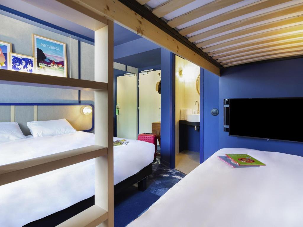 ibis Styles Salon de Provence - Family Room With One Double Bed And Two Bunk Beds