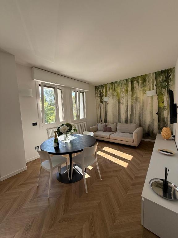 a living room with a table and a couch at Appartamento Verde in Pordenone