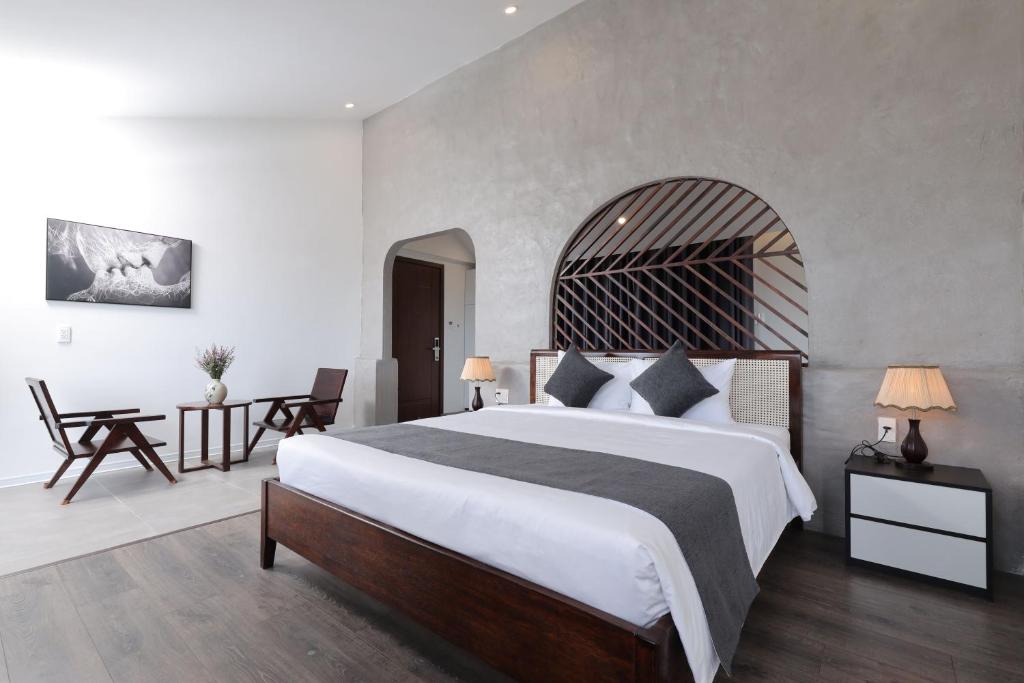 Charm Champion Villa Hoian - 12