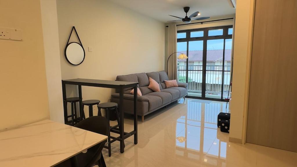 un soggiorno con un divano e un tavolo di Ether 665 Homestay a Sekincan