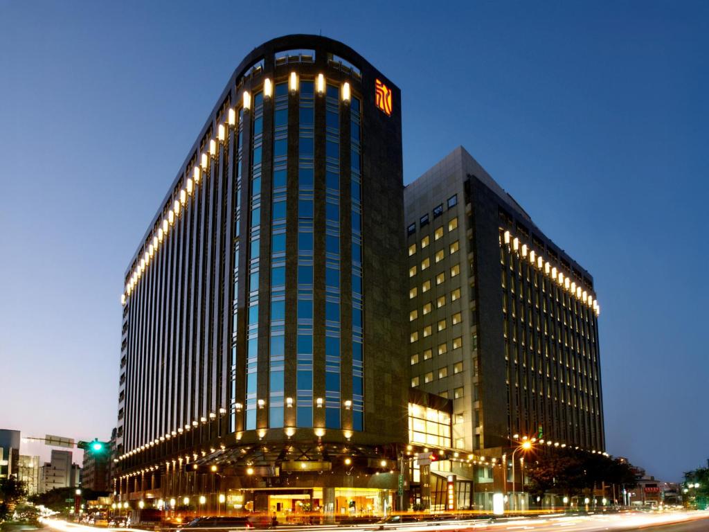 台中市にあるテンパス ホテルの側面に照明が付いた大きな建物