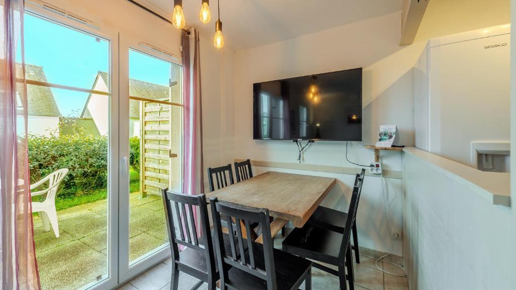 a dining room with a table and chairs and a window at T de Pentrez N58 3P4 in Saint-Nic