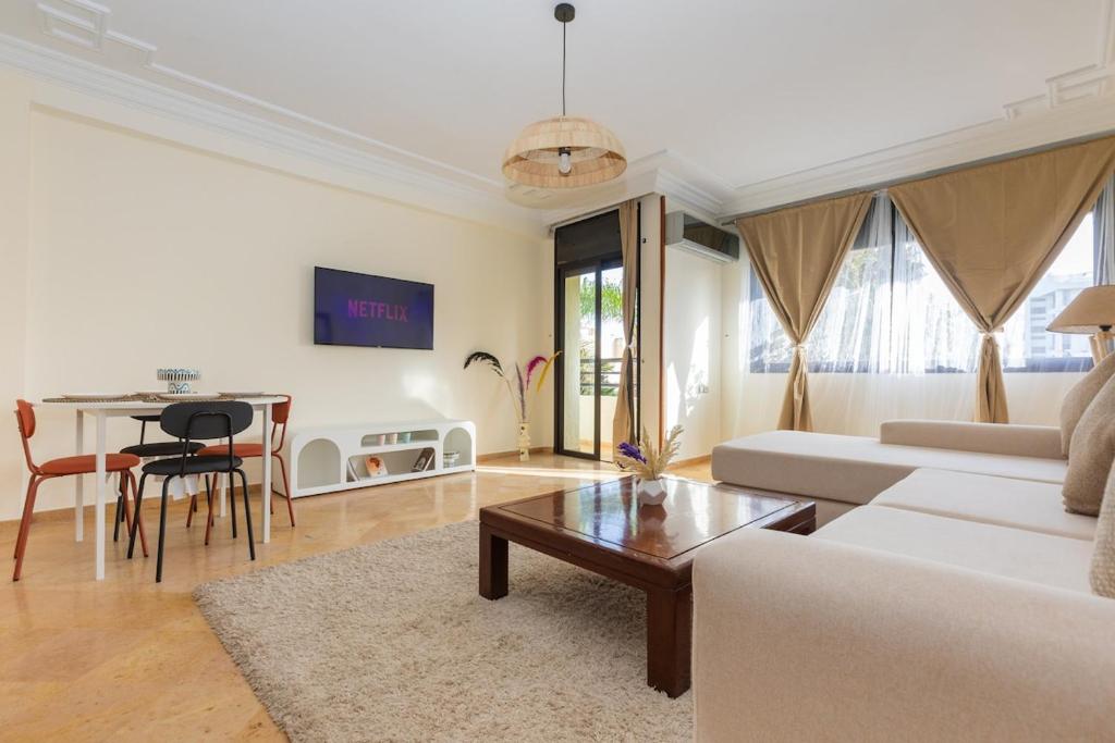 TV a/nebo společenská místnost v ubytování 3BR Apartment in Prestigious Hay Riad