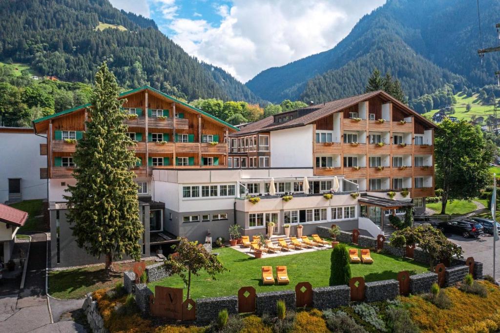 Luftaufnahme eines Hotels in den Bergen in der Unterkunft first mountain Hotel Montafon in Gaschurn