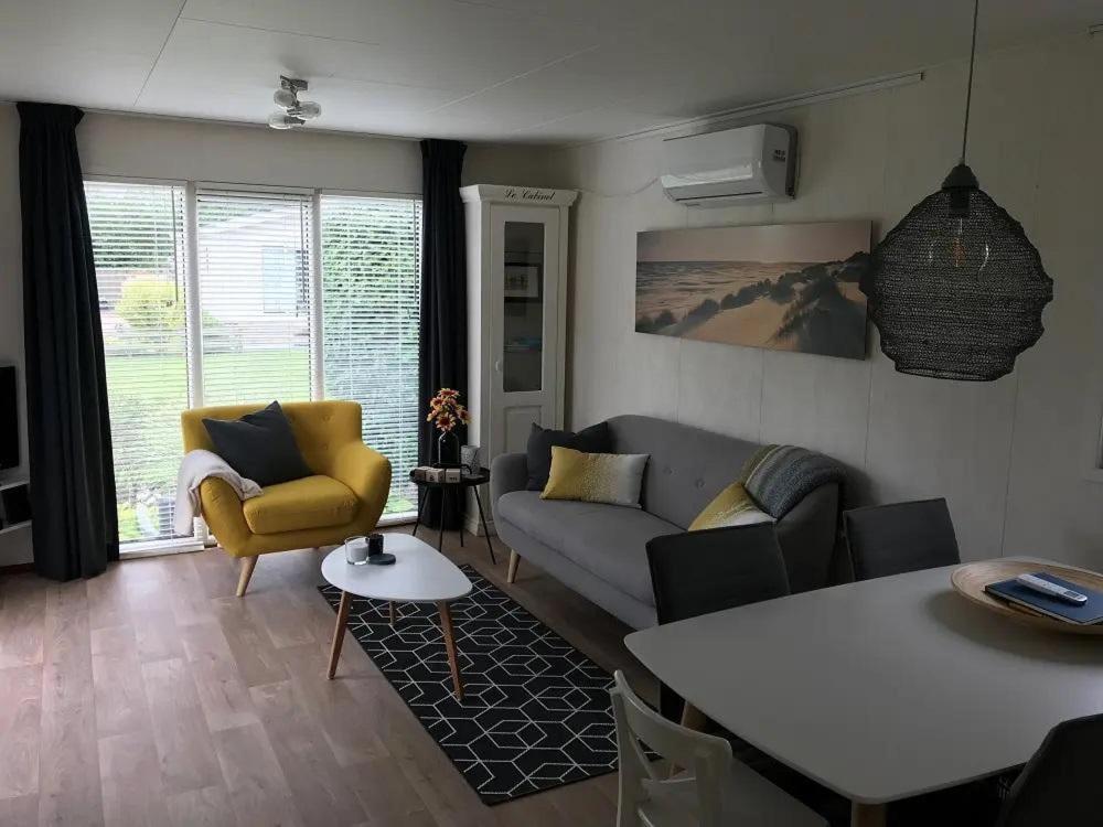 ein Wohnzimmer mit Sofa und Tisch in der Unterkunft J 171 in Petten