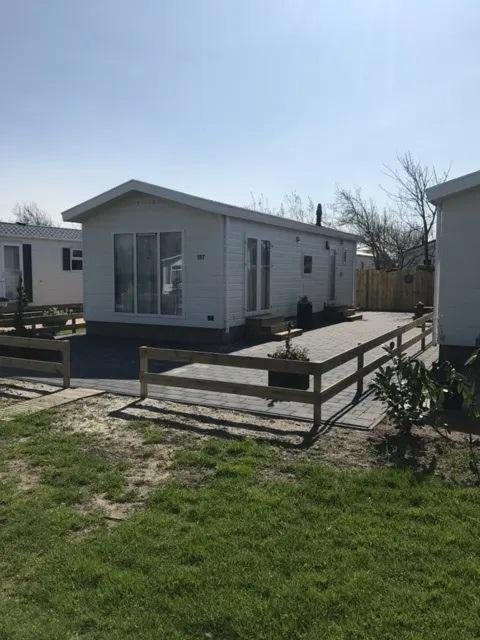 ein Haus mit einer Terrasse vor dem Haus in der Unterkunft J 187 in Petten
