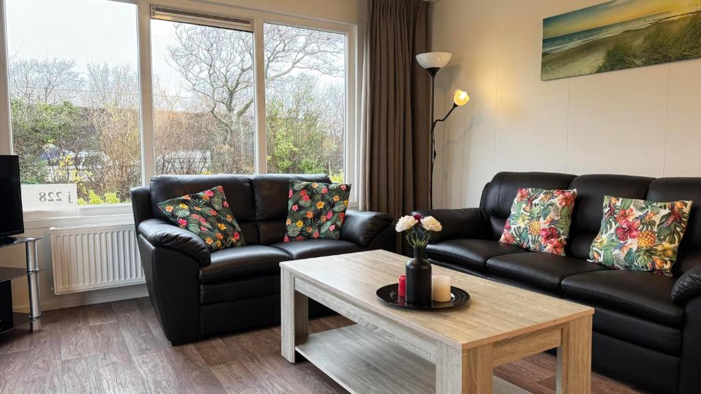 ein Wohnzimmer mit Sofa und Couchtisch in der Unterkunft J 228 in Petten