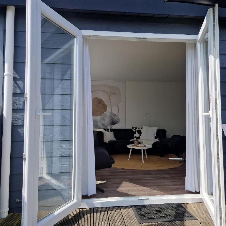 soggiorno con porta scorrevole in vetro di Chalet 231 a Petten