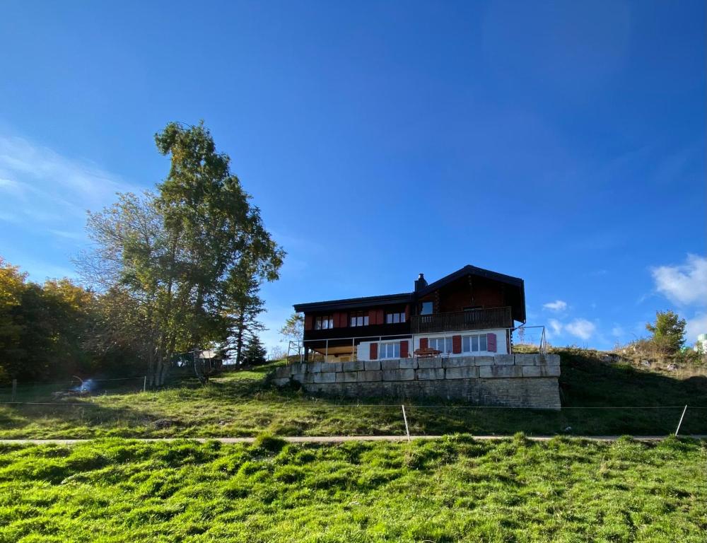 una casa sentada en la cima de una colina en Le Petit Rêve, en Les Breuleux