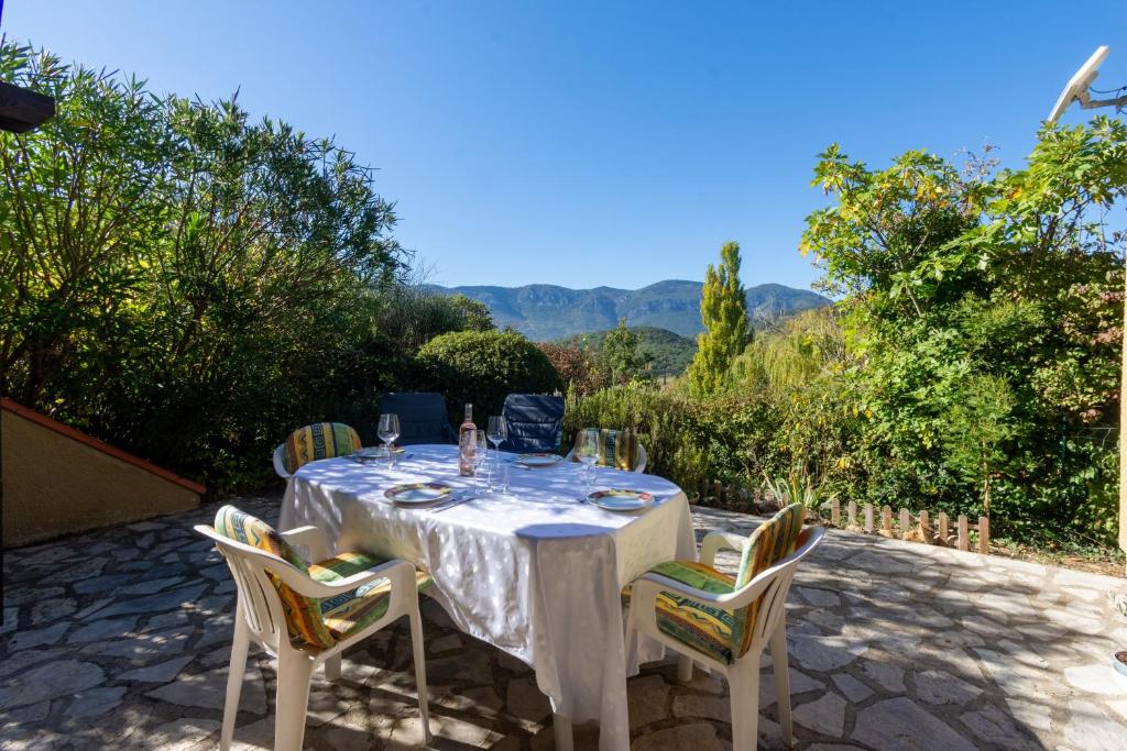 Nespecifikovaný výhled na hory nebo výhled na hory při pohledu z prázdninového domu