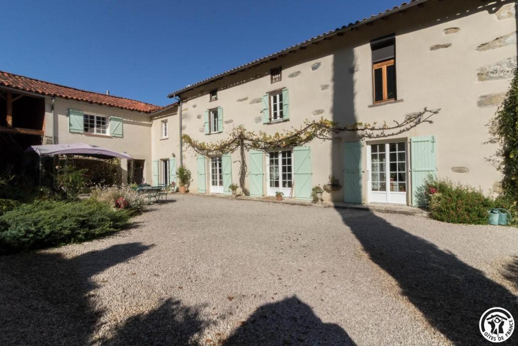 an external view of the house at La demeure de zoé in Castelbiague