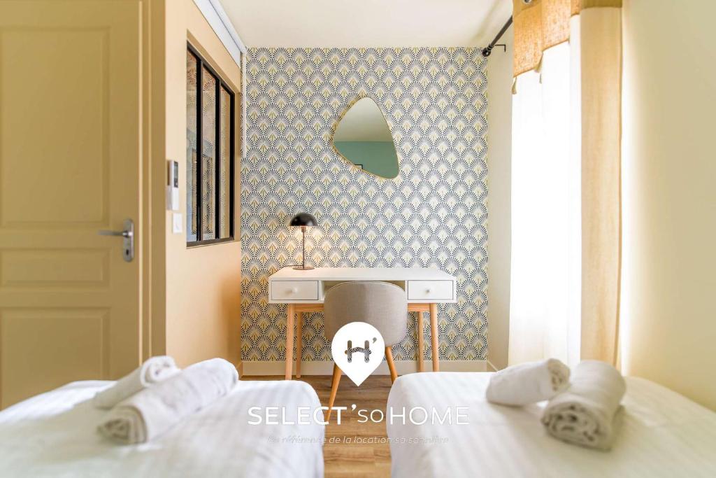 - 2 lits dans une chambre avec lavabo et miroir dans l'établissement SELECT'soHOME - Le Lavandou à Vos Pieds - Appartement Rénové en Centre-Ville !- MARINA-5, au Lavandou