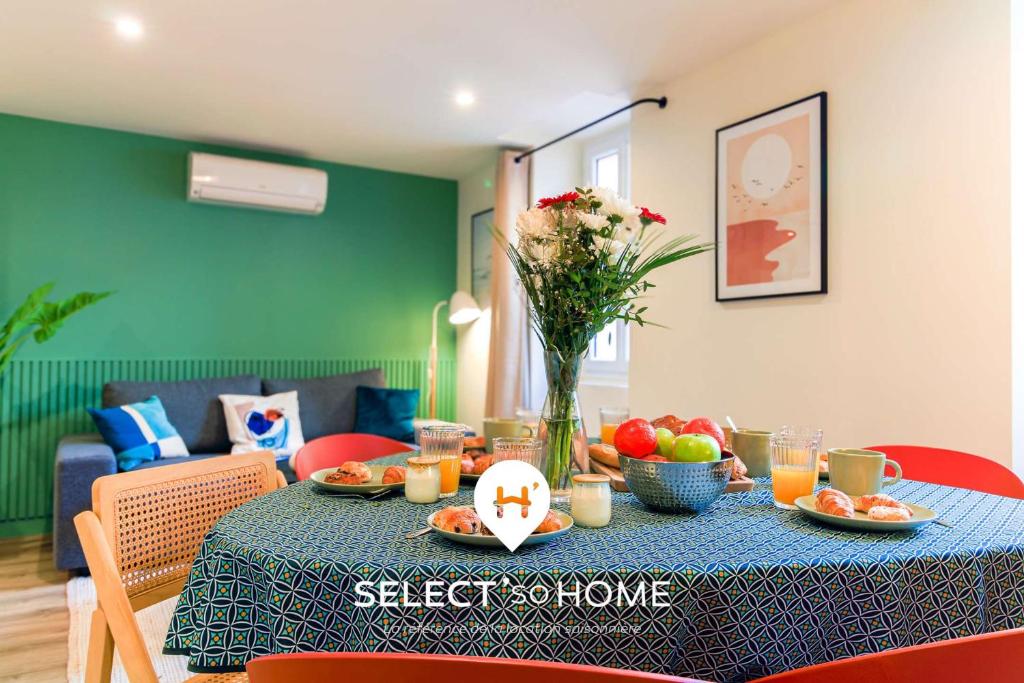 Fotografie z fotogalerie ubytování SELECT'soHOME - Appartement rénové pour 6 personnes au coeur du centre-ville du Lavandou - Proche plage et commerces - MARINA-3 v destinaci Le Lavandou