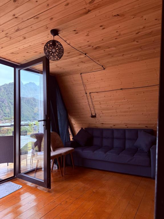 Kvirike Cottage的休息区