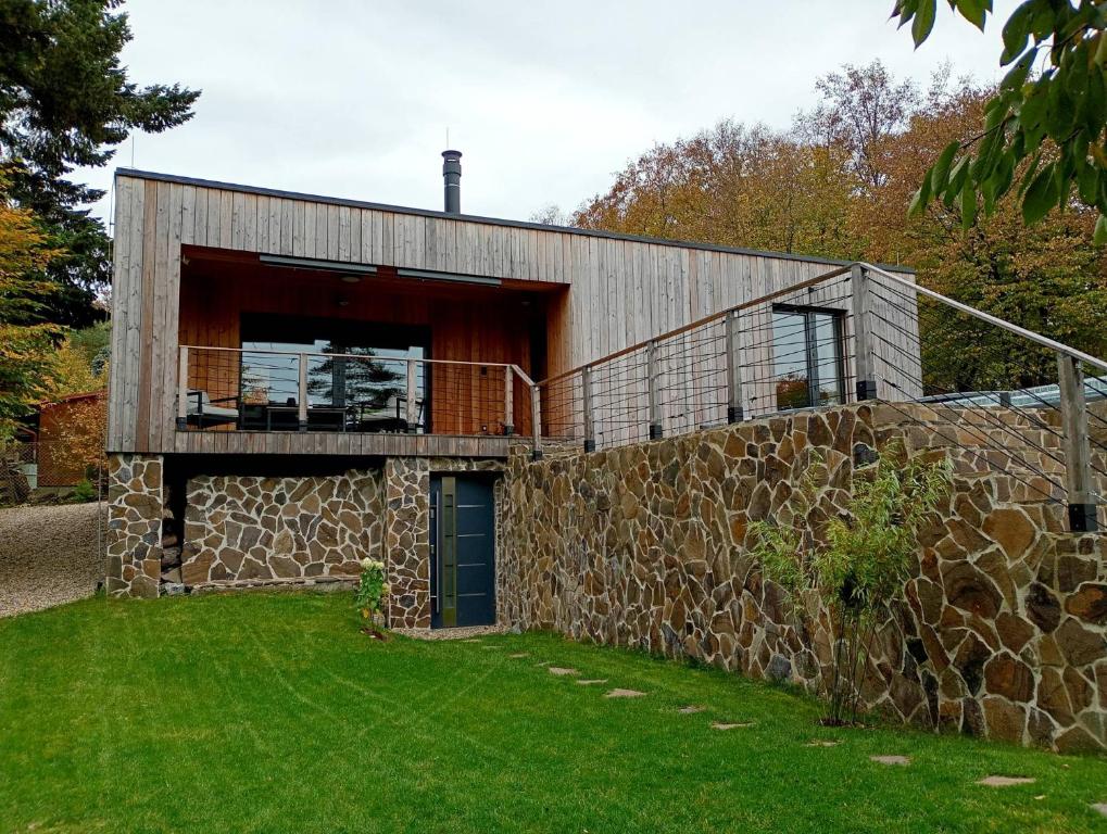 Casa de piedra con balcón y pared de piedra en Chata Budka - parties not allowed, en Hradišťko