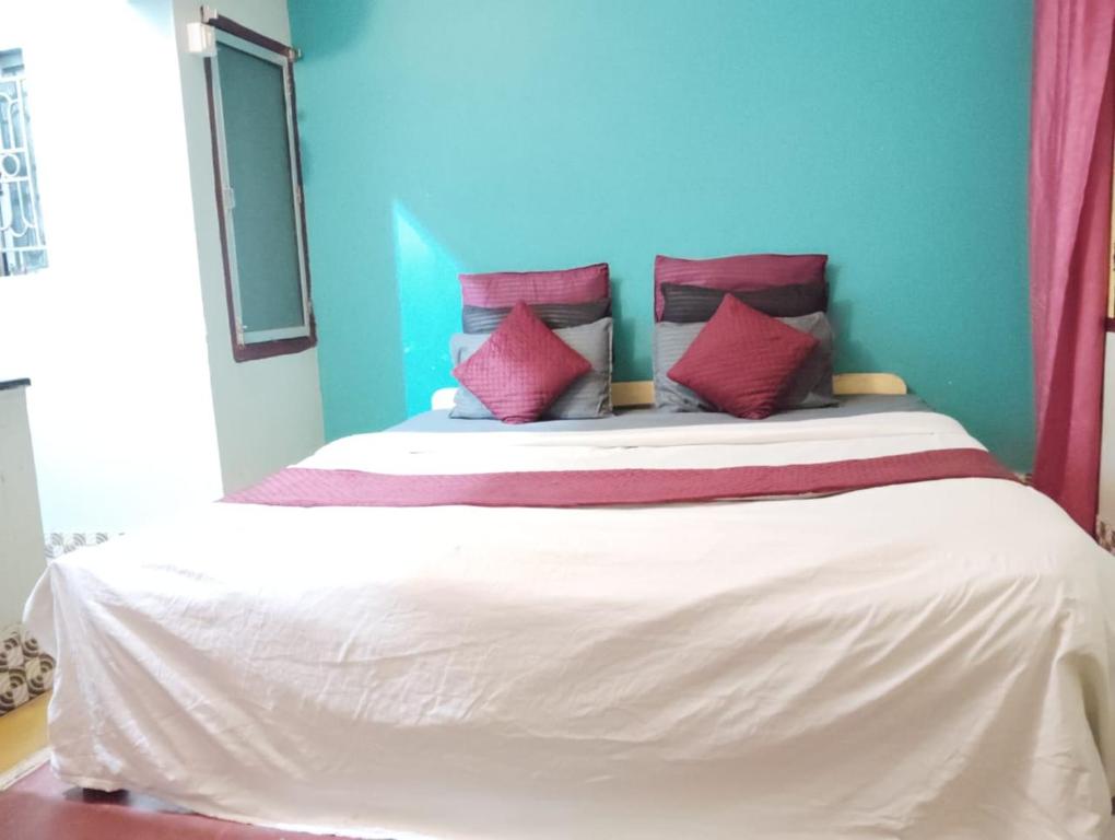 Postel nebo postele na pokoji v ubytování Sadhana Homestay