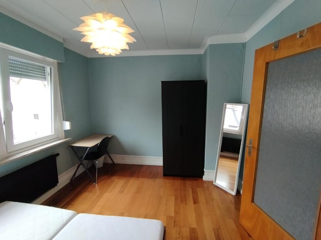 En eller flere senge i et værelse på private Zimmer im Serviced Apartment - mit wöchentlicher Reinigung