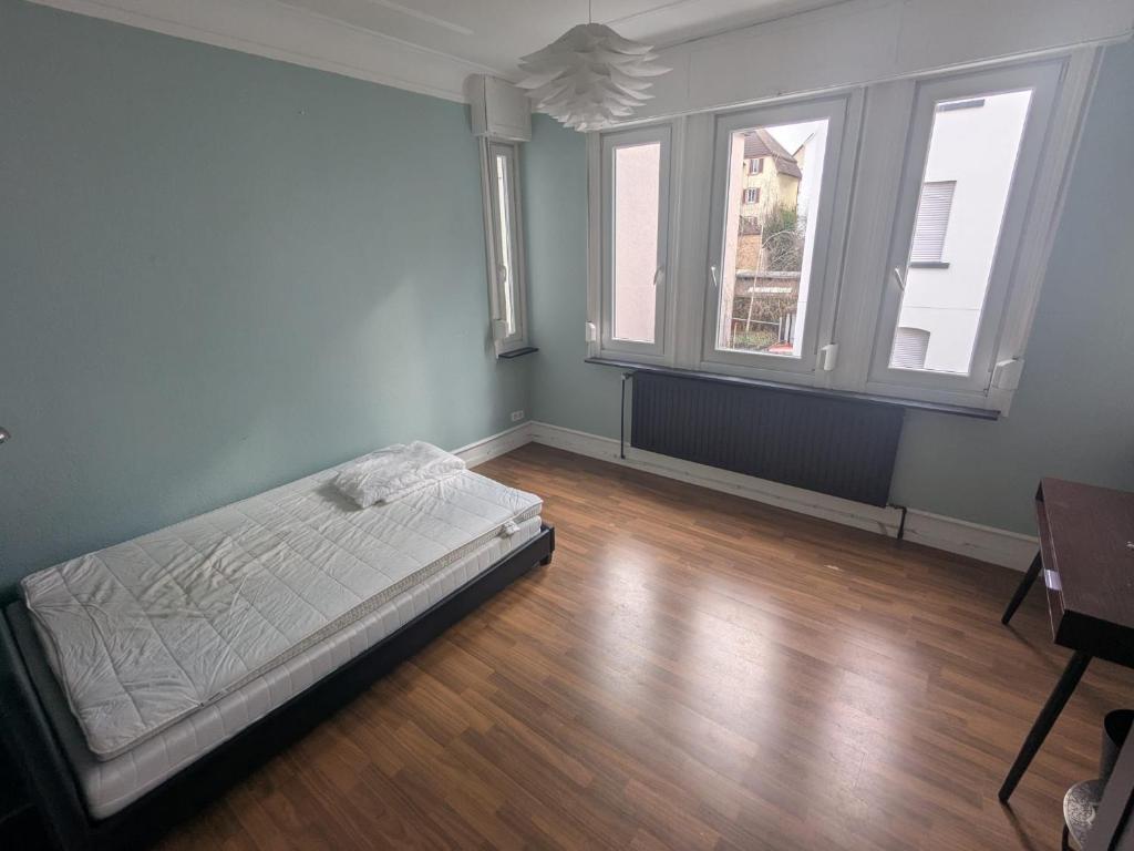Habitación vacía con 1 cama y 2 ventanas en private Zimmer im Serviced Apartment - mit wöchentlicher Reinigung, en Stuttgart