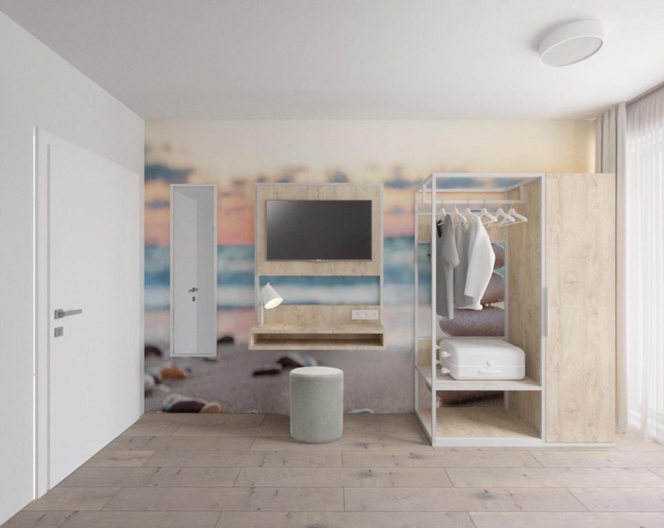 RogeFairschlafen Boutique Hostel Zimmer 0-06的一间配有电视的房间和一幅画墙