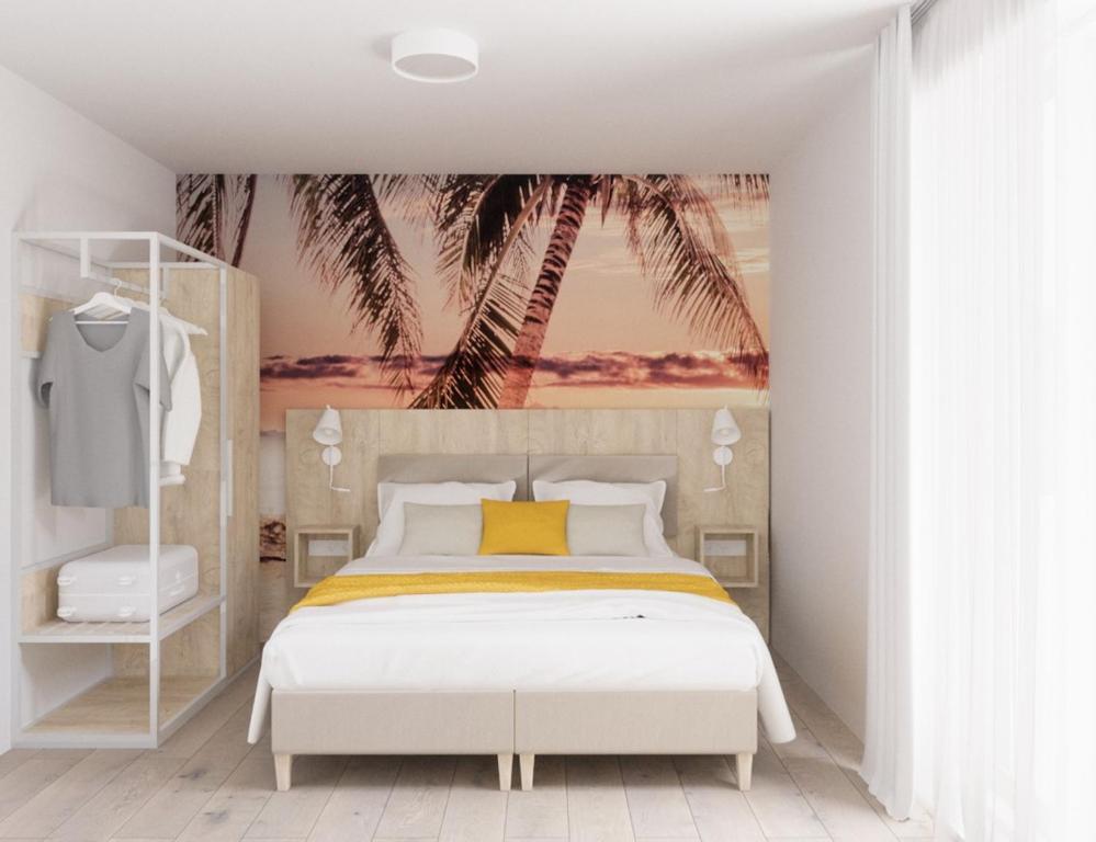 RogeFairschlafen Boutique Hostel Zimmer 0-09 mit Terrasse的一间卧室配有一张棕榈树壁画床