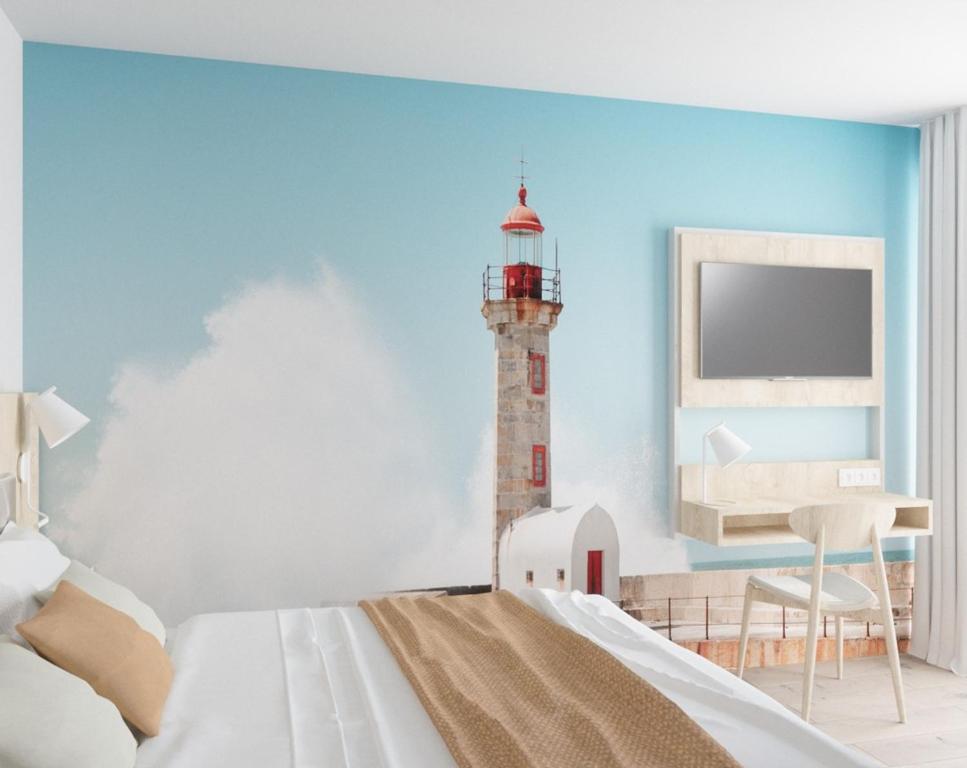 RogeFairschlafen Boutique Hostel Zimmer 0-15 mit Terrasse的卧室配有一张床,墙上设有灯塔。