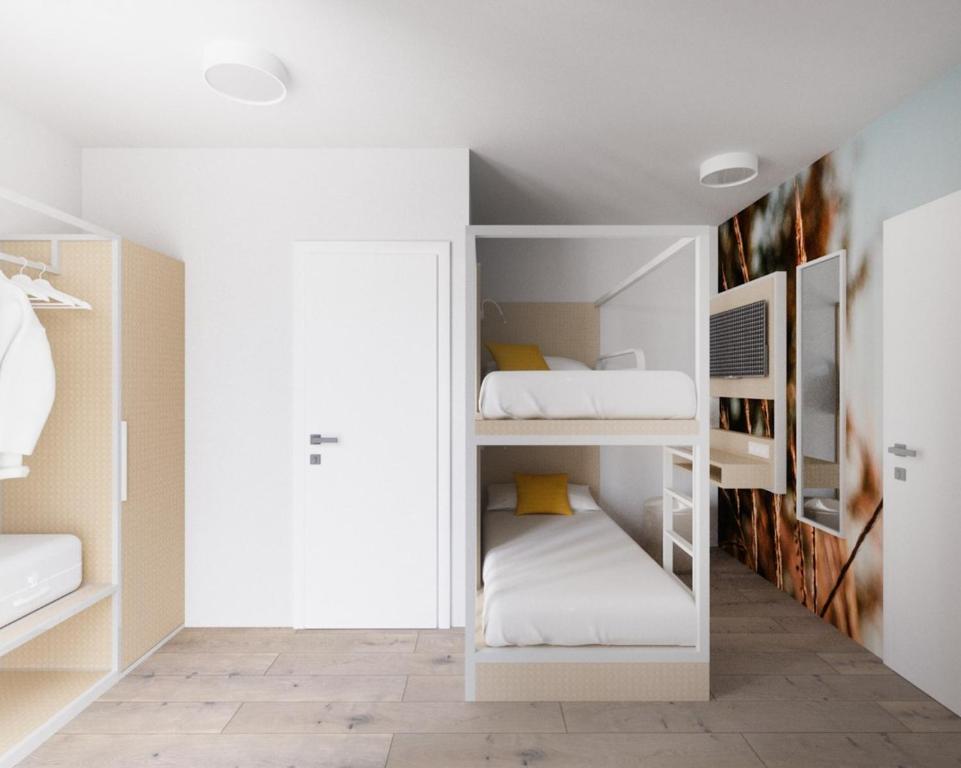 RogeFairschlafen Boutique Hostel Zimmer 1-01 mit Balkon的一间小房间,内设白色双层床