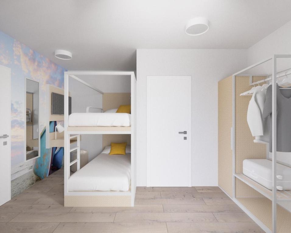 RogeFairschlafen Boutique Hostel Zimmer 0-03的一间小房间,内设白色双层床