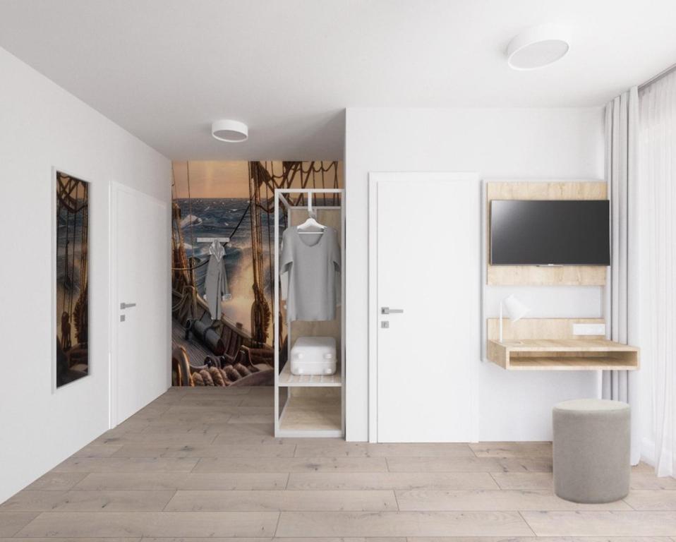 RogeFairschlafen Boutique Hostel Zimmer 0-04的走廊设有白色墙壁和滑动玻璃门