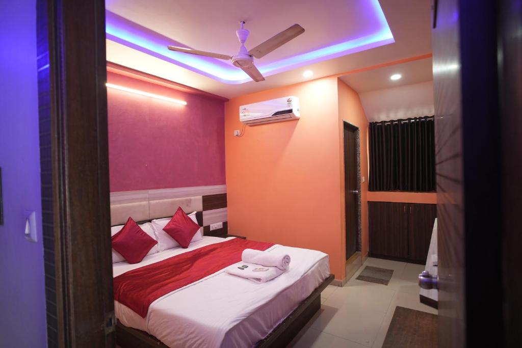 Postel nebo postele na pokoji v ubytování Hotel Sudama Palace, Ahmedabad