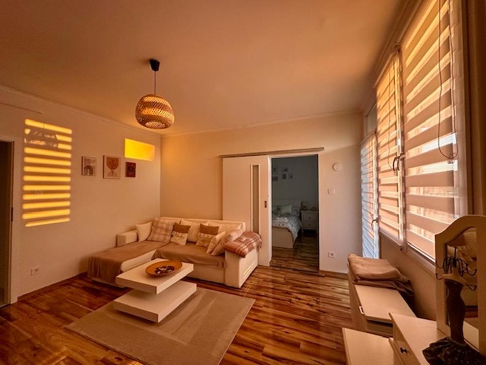 TV a/nebo společenská místnost v ubytování Harmony Suite Apartment