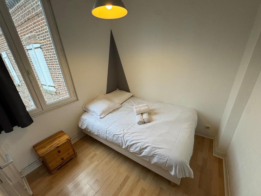 Un dormitorio pequeño con una cama blanca y una ventana. en T2 reposant Beauvais, en Beauvais