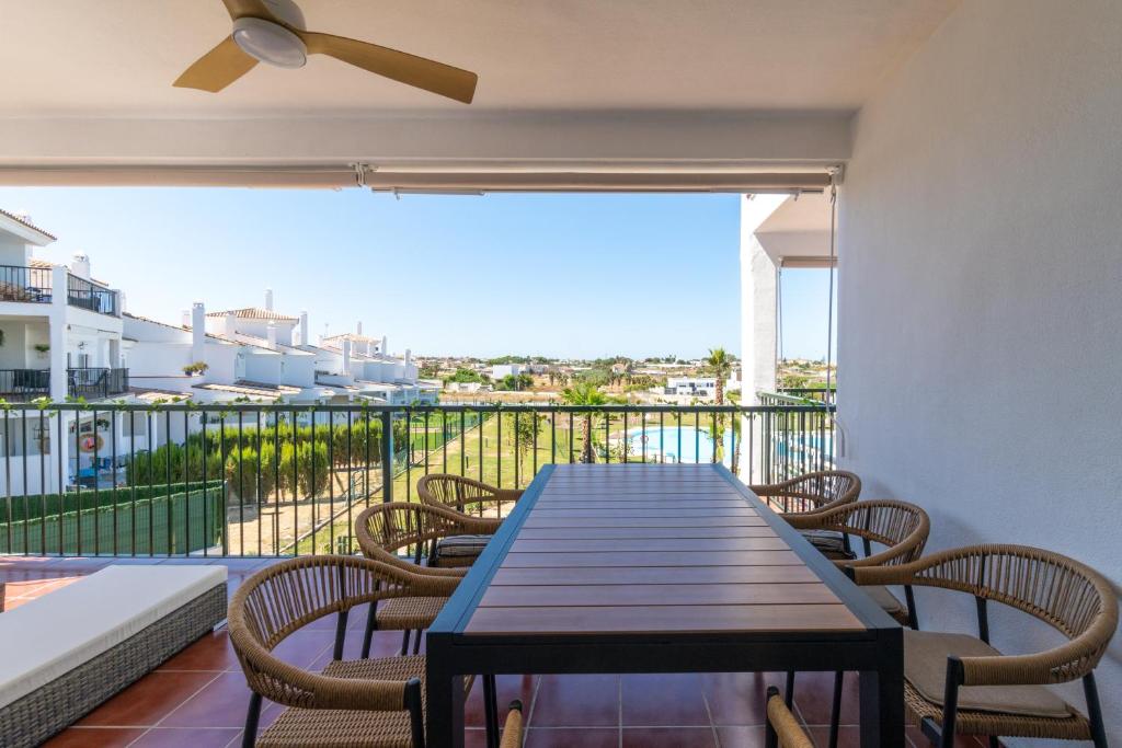 un tavolo e sedie su un balcone con vista di Doñana Loft 17 a Sanlúcar de Barrameda