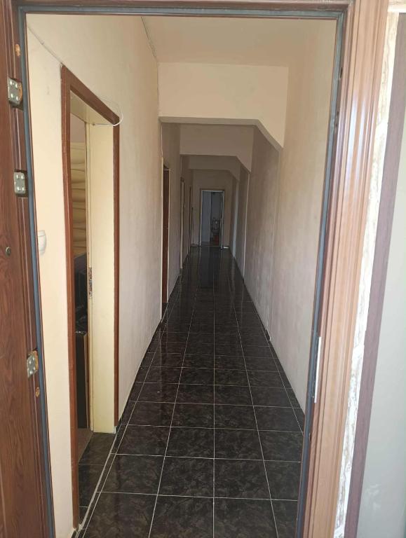 pasillo con suelo de baldosa en un edificio en стаи за настаняване, en Razgrad