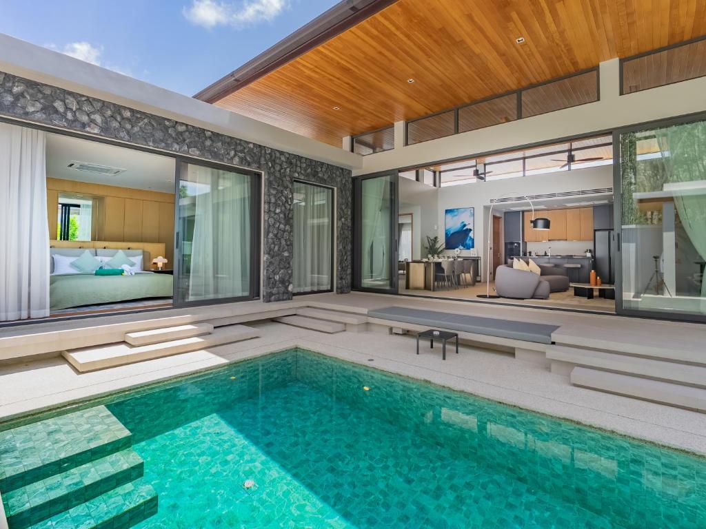 ein Hallenbad in einem Haus mit einem Schlafzimmer in der Unterkunft NEW Cozy 3BR Luxury Pool Villa - Villa Nova in Ban Pak Lak