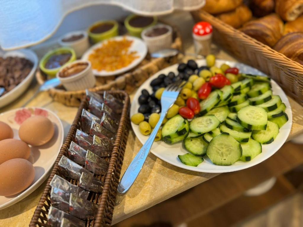 une table avec une assiette de légumes et d'autres aliments dans l'établissement Résidence touristique marcadal by Mon rêve, à Fort-de-l'Eau