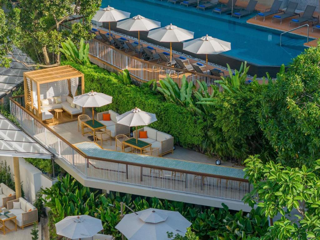 Hồ bơi trong/gần Andaman Beach Hotel Phuket - Handwritten Collection