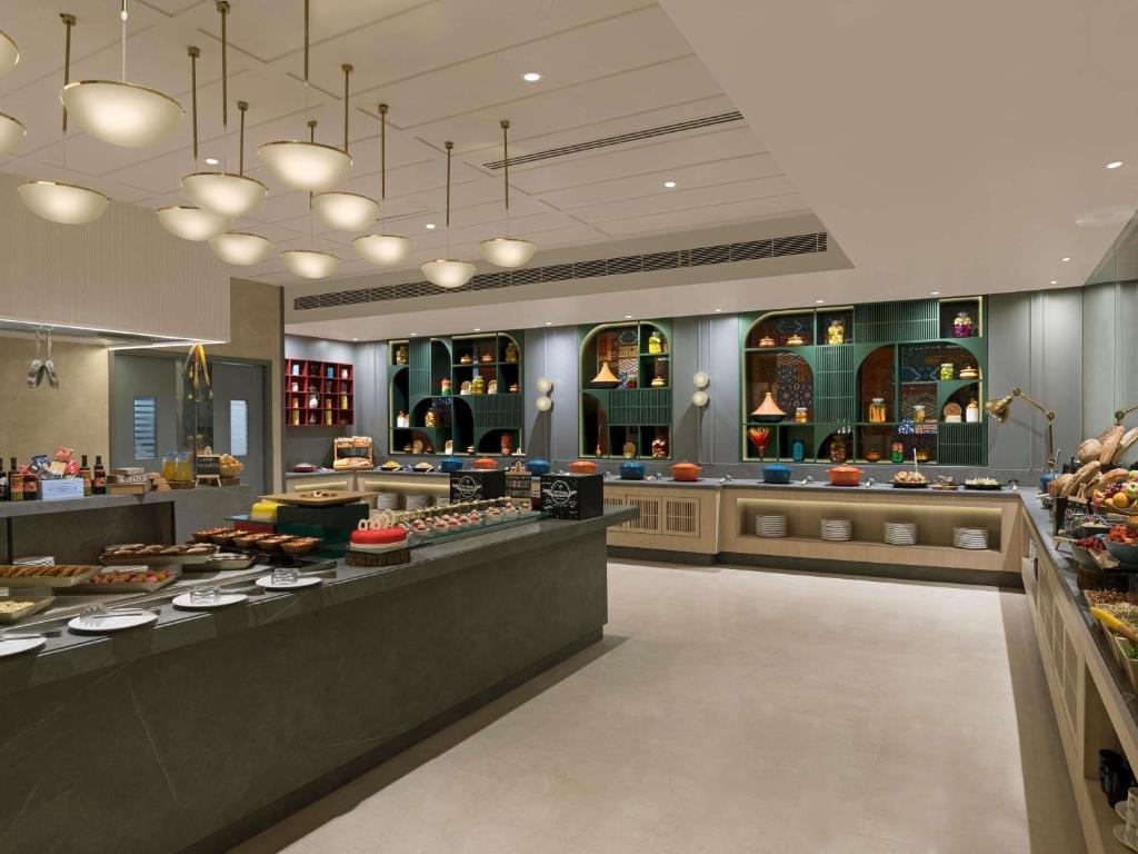 Una panadería con muchos tipos diferentes de alimentos en exhibición. en Grand Mercure Agra - An Accor Brand, en Agra
