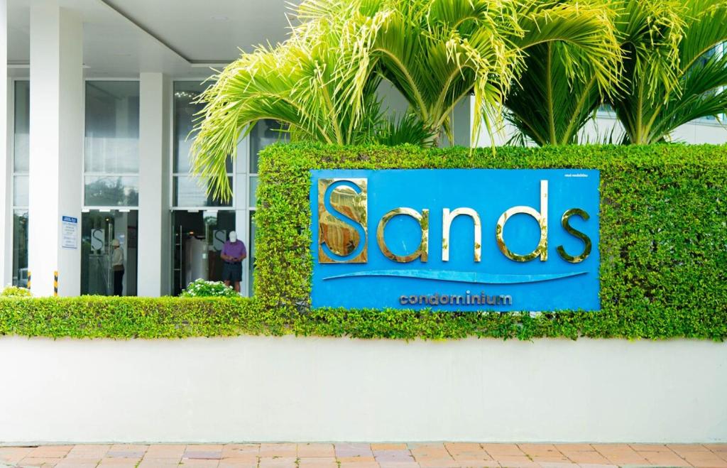 a sign on the side of a building at 芭提雅瞰海无边泳景泳池健身房公寓 直达海滩椰子树旁 in Pattaya South