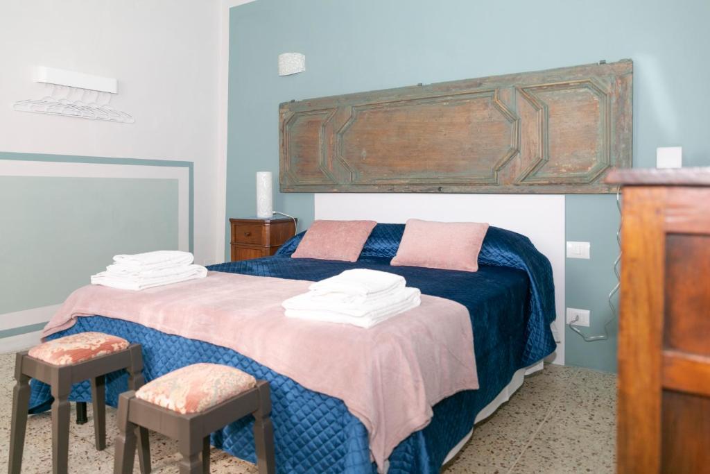 Civitella Del LagoCasa Vacanze Il Piatello Civitella del Lago的一间卧室配有一张大床和两把椅子