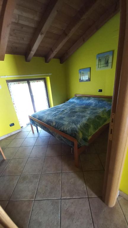 a bedroom with a bed in a green room at home in residence in Colico