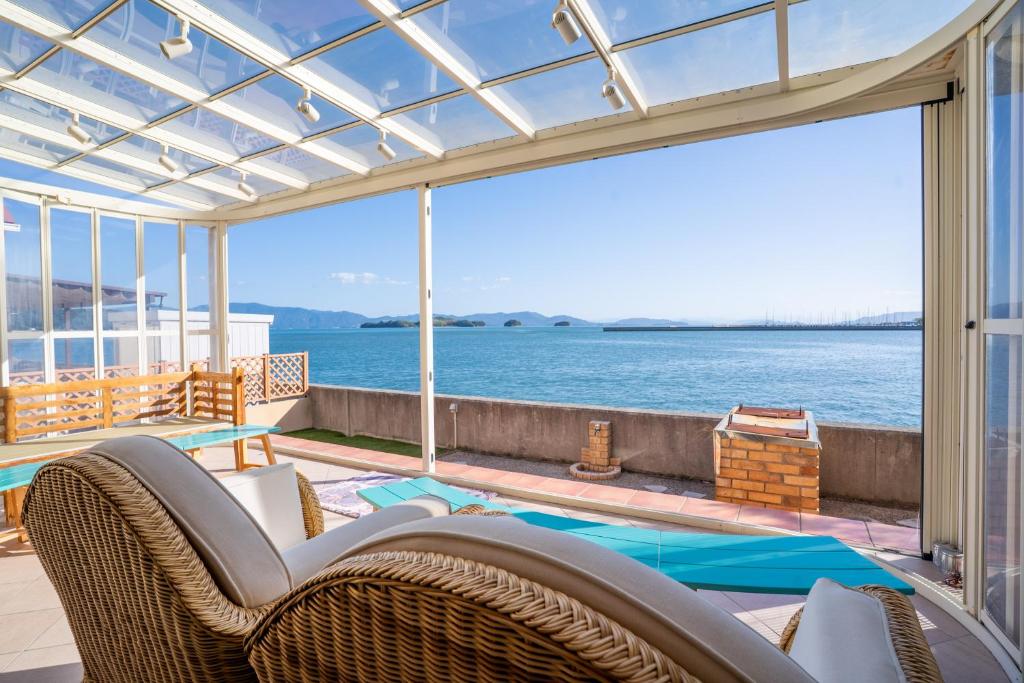 a balcony with a view of the water at らくがきシーサイド牛窓 in Setouchi
