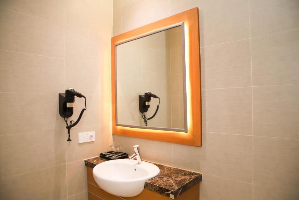 Front One Hotel Papua Lestari - Executive King Kamer Met Balkon