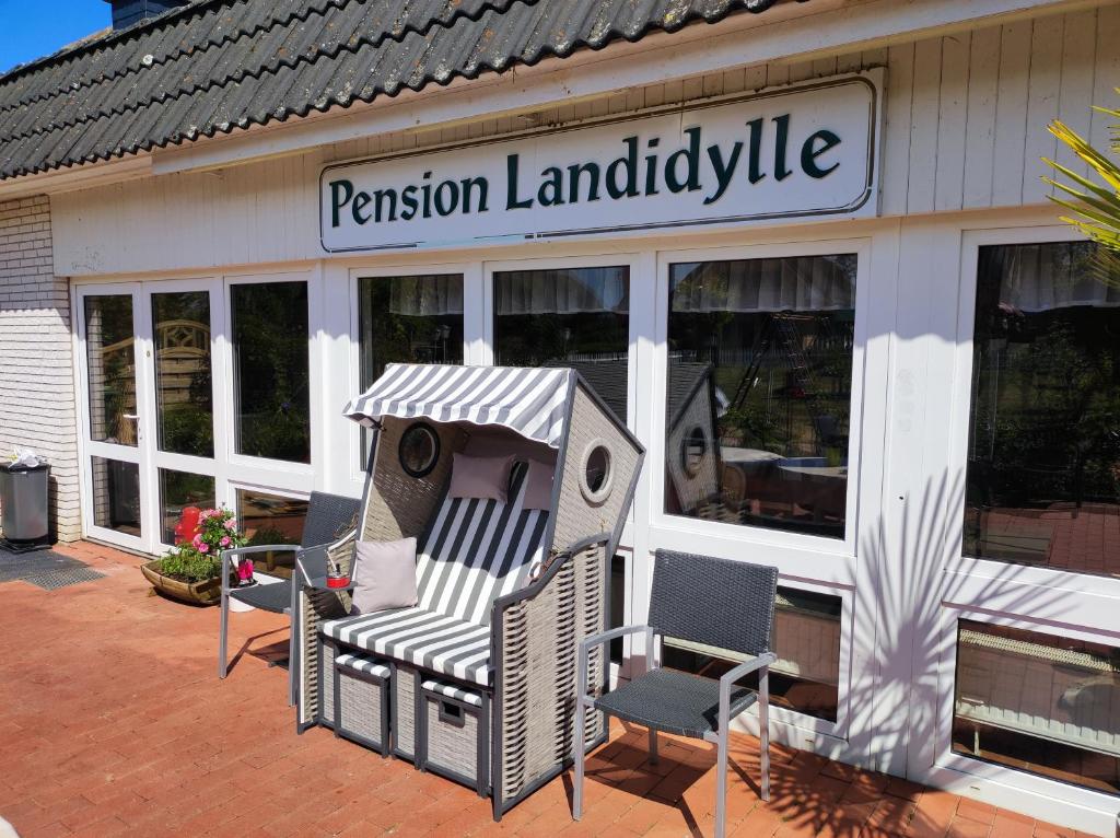Una tienda con un banco y sillas delante. en Pension Landidylle, en Wohlenhagen