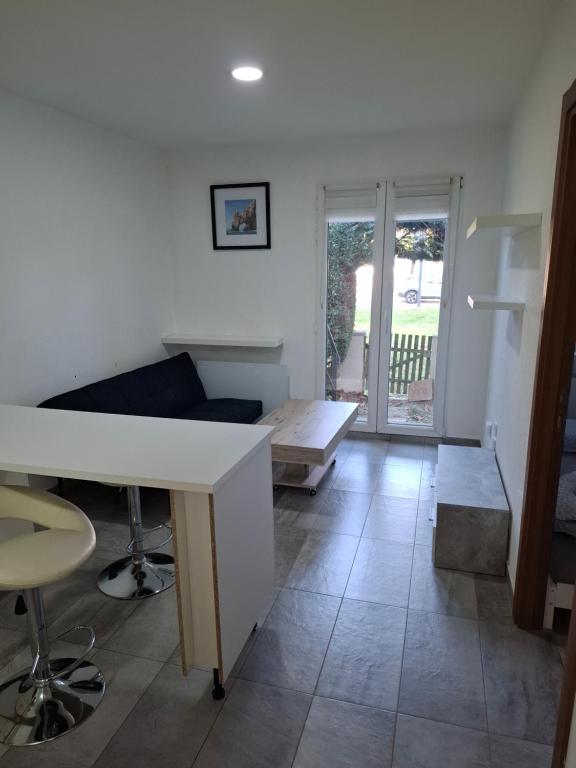 una sala de estar con un sofá y una mesa en Appart Dilda, en Rixheim