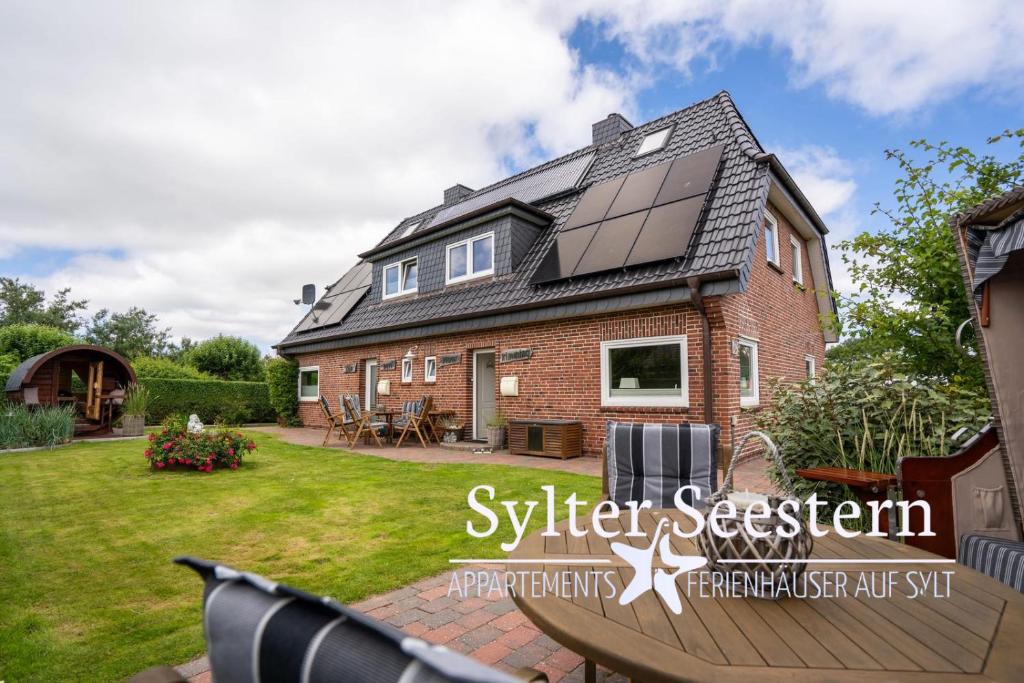 una casa con un sistema solar en el techo en Sylter Seestern Haus Matzen Hüs, en Morsum