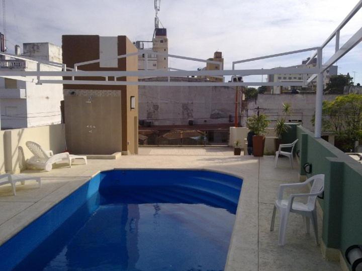 a blue swimming pool on top of a building at Hotel San Carlos in Termas de Río Hondo