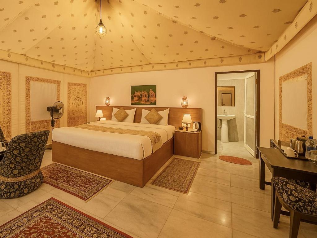 Un pat sau paturi într-o cameră la Marawi desert resort