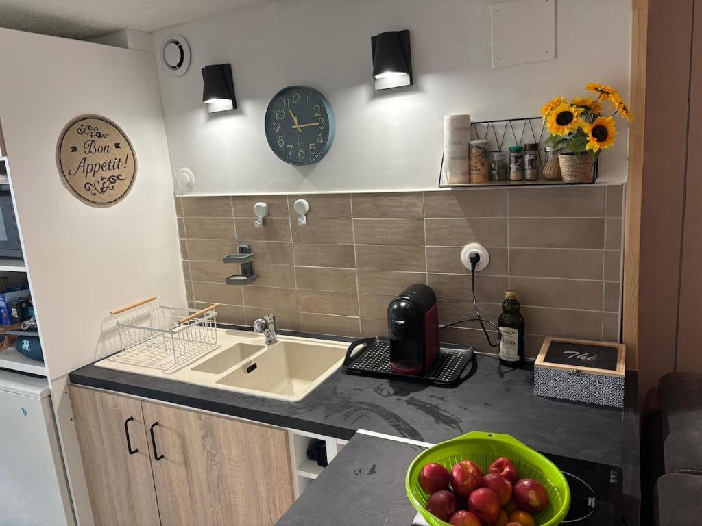 a kitchen with a sink and a bowl of fruit at Casa Pia in Pia