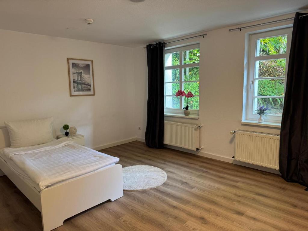 Una cama o camas en una habitación de Monteurzimmer am Waldhotel